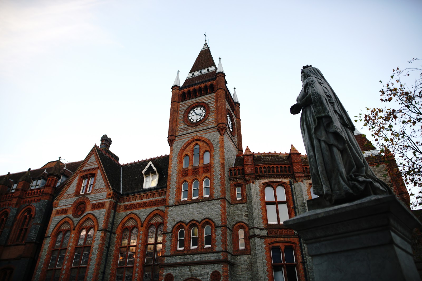 The Town Hall/Queen Victoria Statue